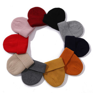 Bonnet tricoté d'hiver haut de gamme, couleur unie, en polyester, avec revers, chaud et confortable, vente en gros, accessoire de mode - Product Image 4
