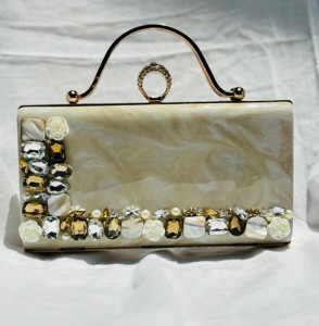 Pochette de rangement décorative en émail imprimé marbré avec poignées, ornée de cristaux et de coquillages, idéale pour les mariages, les soirées et la mode. - Product Image 2