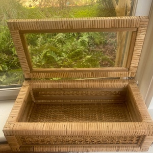 Caja de Almacenamiento de Ratán Tejido Natural de Alta Calidad con Tapa Segura para Sala de Estar, Dormitorio, Oficina y Decoración del Hogar en Venta - Product Image 2