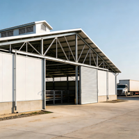 Poulailler en structure acier préfabriquée, moderne et commercial, pour l'élevage de poulets de chair, avec une bonne ventilation et une isolation thermique