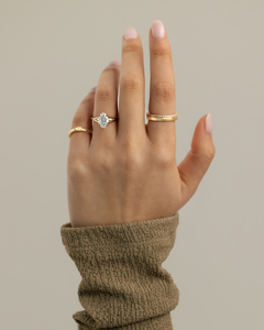 Bague de fiançailles ovale 2.00 carats en diamant de laboratoire certifié IGI, solitaire à griffes en or massif 14K/18K plaqué, 4g, luxe VS1 pour femme - Product Image 2