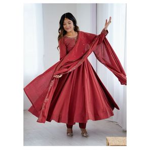 Robe Anarkali en soie Chanderi scintillante de qualité supérieure, ornée de 16 perles Kali, manches Churidar brodées à la main, pantalon évasé de 4 mètres, dupatta, tenue ethnique - Product Image 1