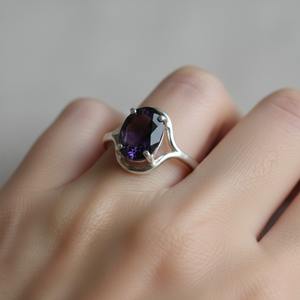 Bague de fiançailles artisanale en argent sterling 925 avec améthyste taille ovale, bijou minimaliste pierre de naissance de février pour mariage et soirée - Product Image 4