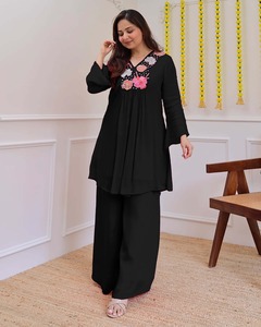 ชุดเซ็ตสองชิ้นสำหรับผู้หญิง ผ้าจอร์เจตต์แท้ ทรงขากว้าง ดีไซน์ปักลายอย่างประณีต เพื่อความสบายและสง่างาม ผลิตจากโพลีเอสเตอร์ - Product Image 2