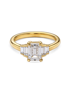 Anillo de compromiso Art Deco de cinco piedras con corte esmeralda y un diamante central de 1+ quilates cultivado en laboratorio en oro amarillo, blanco, rosa y platino de 18 quilates. - Product Image 5