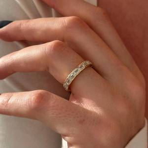 แหวนเพชรทรงเหลี่ยมมรกต 2.5 กะรัต เพาะเลี้ยงในห้องปฏิบัติการ แบบ Eternity Ring ตัวเรือนทองคำขาว 14k ประดับเพชรทรงเหลี่ยมมรกตแบบ Eternity Band - Product Image 1