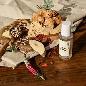 Suero coreano nutritivo, iluminador y antienvejecimiento con jengibre, niacinamida, péptidos y ácido hialurónico para la reparación de arrugas. - Product Image 2