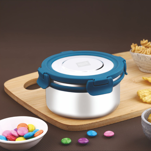 Conteneur alimentaire isotherme rond avec couvercle, rempli de chips de légumes au curry et de bonbons colorés, présentés sur un plateau en bois - Product Image 2