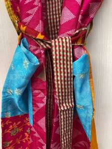 Kimono de Seda Floral Estilo Sari Indio, Túnica Vintage, Vestido Suave para Fiesta en la Playa, Kimono de Seda Hecho a Mano en India, Precio al por Mayor - Product Image 3