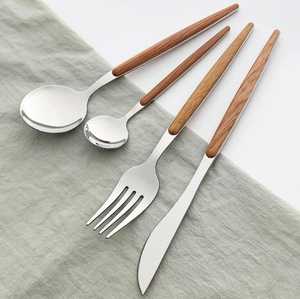 Ensemble de couverts élégants au design moderne en acier inoxydable avec manches en bois, finition super polie miroir, vaisselle de luxe pour les fêtes, robuste et durable - Product Image 5