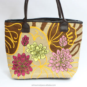 Bolsa de lino bordada a mano con asas de Bambú - Product Image 4