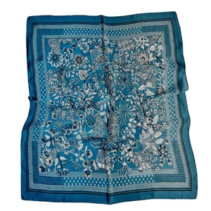 Pañuelo Bandana Cuadrado con Logotipo Personalizado Impreso Digitalmente, Transpirable, Agradable al Tacto, para Uso en las Cuatro Estaciones, de Alta Calidad y Bajo Precio, Hecho a Mano - Product Image 1