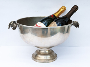 Grande cuve à boissons martelée, seau à glace antique, refroidisseur à vin avec sangles rivetées, bassin à glace en métal rustique pour les fêtes - Product Image 2
