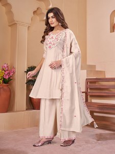 Ensemble Kurti Anarkali traditionnel pour femmes en Chanderi marron avec broderie florale, pantalon palazzo extensible, sans plis, séchage rapide - Product Image 4