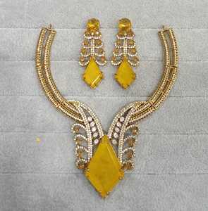 Conjunto de collar con incrustaciones de circonita cúbica de calidad premium y piedra doble, ideal para atuendos étnicos y occidentales, perfecto para bodas. - Product Image 5