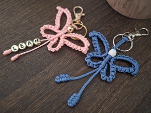 Lindo llavero de macramé con forma de mariposa verde, objeto decorativo adecuado para mujeres, niñas y para regalo, venta al por mayor desde India. - Product Image 2