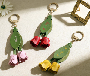Porte-clés en cuir fait main en forme de tulipe, breloque de sac personnalisable avec nom, cadeau mignon pour l'école, cadeau d'amitié pour les mères - Product Image 3