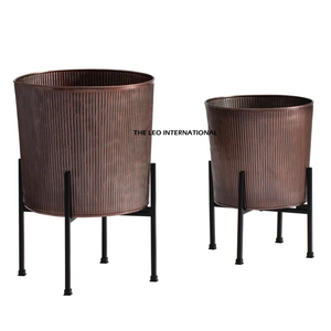 Jardinière élégante en galvanisé à corps rond, idéale pour les intérieurs rustiques, les cuisines de campagne et les espaces extérieurs de fermes. - Product Image 4