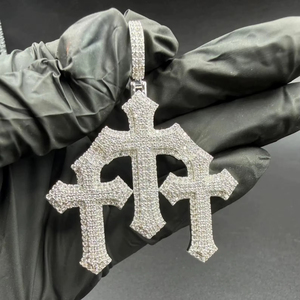 Colgante de Plata 925 de Lujo con Triple Cruz y Diamantes Incrustados, Diseño de Cruz en Capas Totalmente Cubierto de Diamantes, Joyería Premium de Estilo Hip-Hop - Product Image 1