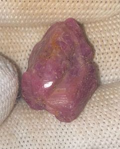 หินหยาบทับทิมธรรมชาติ30.25กะรัตจาก Kenya femos John ซาอูลเหมือง - Product Image 4