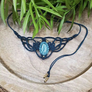Collier en macramé fait main, pendentif en pierre bleue bohème, cordon bleu marine réglable, bijoux en pierres précieuses, artisanal - Product Image 1