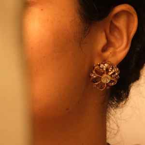 Boucles d'oreilles pendantes Lakshmi Lotus Temple en finition or antique avec perles, bijoux indiens, ensemble de boucles d'oreilles en argent sterling 925 - Product Image 3