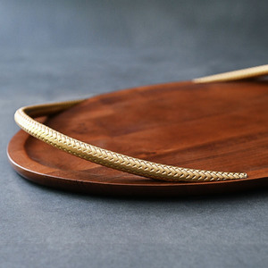 Plateau de service rond en bois exquis, avec une finition bois riche et des poignées courbes dorées texturées distinctives en forme de serpent, pour le service. - Product Image 3