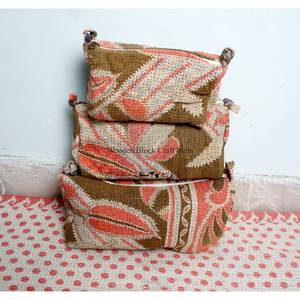 Nouvelle conception, trousse de toilette vintage en patchwork Kantha avec fermeture éclair et pompons, ensemble de 3 pochettes écologiques pour mariages et cadeaux de remerciement - Product Image 1