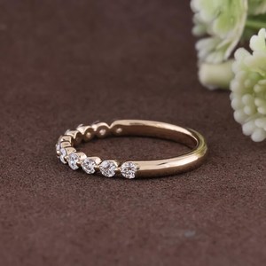 Bague minimaliste empilable en or rose 14 carats avec diamant rond de laboratoire, bijou fin pour femme, cadeau pour mariage - Product Image 3