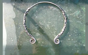 Collier ras du cou en laiton martelé fait main, collier ouvert artisanal pour femme, bijoux ethniques bohèmes - Product Image 5