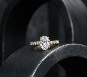 Anillo de Compromiso con Diamante Cultivado en Laboratorio, Corte Ovalado VVS, Chapado en Oro de 18K/14K, Banda Solitaria con Pavé de Diamantes Redondos, Anillo con Halo Oculto para Mujer - Product Image 1