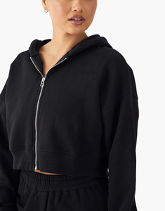 Ensemble deux pièces sur mesure pour femme en 100 % coton, comprenant un sweat à capuche court oversize et un pantalon court, avec manches longues en dentelle et fermeture éclair intégrale, personnalisable avec logo - Product Image 2