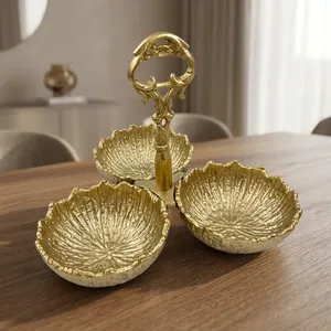 Ensemble de service décoratif en aluminium à trois bols avec finition dorée, motif coquillage texturé, support à condiments en métal ornemental pour la maison - Product Image 4
