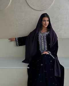 Ensemble de luxe 2 pièces AWAIS HOUSE pour femmes musulmanes, kaftan simple et élégant en mousseline unie perlée, longueur ras du sol, coupe trapèze, idéal pour les fêtes. - Product Image 4