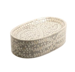 Cautivador soporte para tartas de nácar, plataforma ovalada escalonada con mosaico de conchas y borde interior para cenas elegantes - Product Image 4