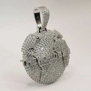 Colgante de Moissanita de Lujo con Diseño 'El Mundo Es Mío', Joyería Hip Hop Personalizada con Brillo de Diamante - Product Image 3