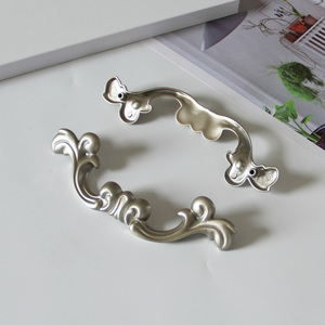 Poignées de meuble vintage en alliage de zinc, disponibles en OEM, tirants de tiroir floraux de style baroque européen pour meubles de cuisine et de salle de bain - Product Image 2