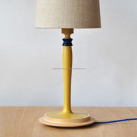 Lampe artisanale moderne multifonctionnelle et écologique avec base en bois et abat-jour en tissu pour anniversaire, chambre, bureau, hôtel