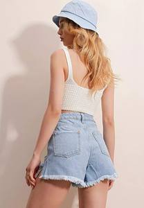 Shorts de mezclilla para mujer, de corte relajado, con dobladillo sin rematar, desgastados y rasgados, estilo clásico urbano streetwear, para playa - Product Image 2