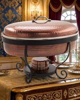 Chauffe-plat rond de luxe en cuivre avec finition martelée, support en métal noir durable pour hôtels, restaurants et traiteurs au meilleur prix