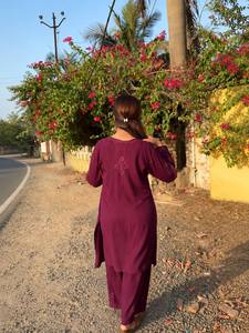 Ensemble Kurta et Pantalon en Coton Brodé Violet pour Femme – Tenue Traditionnelle Indienne et Pakistanaise Décontractée, Coupe Ample, Longueur Cheville, Extensible - Product Image 6