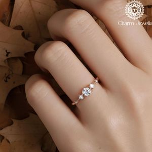 แหวนหมั้นผู้หญิง Charm_Jewells ชุบทองคำขาว 18K ประดับเพชรโมอิสซาไนต์ทรงคุชชั่น ดีไซน์คลาสสิคแบบหนามเตย พร้อมใบรับรอง IGI - Product Image 2