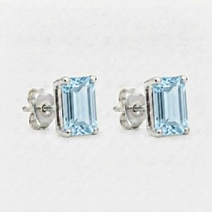 Boucles d'oreilles clous romantiques en argent sterling plaqué rhodium avec topaze bleue taille émeraude pour enfants, idéales pour fiançailles et anniversaires - Vente en gros - Product Image 3