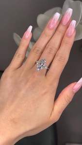 Anillo de Compromiso de Diamante Cultivado en Laboratorio con Corte Triangular de Lujo para Mujer |   Anillo Solitario de Oro de 18K con Certificado IGI |   Joyería para Damas de Honor - Product Image 1
