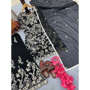 ชุดเสื้อผ้าอินเดียและปากีสถานสำหรับงานปาร์ตี้ ยี่ห้อ Aarohi Designer สีเทา ผ้า Faux Georgette เนื้อหนา พร้อมกางเกง Plazzo และผ้าคลุมไหล่ ไซส์ M - Product Image 3