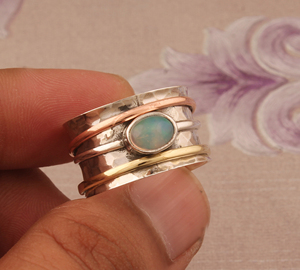 แหวนโอปอลไฟธรรมชาติ เงินแท้ 925 ทำมือ พลอยโอปอลสีขาว เครื่องประดับขายส่ง แหวนเงินซ้อนกันได้สำหรับผู้หญิง - Product Image 3