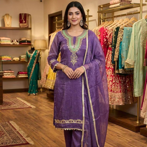 Elegante Conjunto de Kurta y Pantalón de Tela Texturizada con Dupatta con Trabajo de Espejos y Lentejuelas – Colección Festiva - Product Image 1