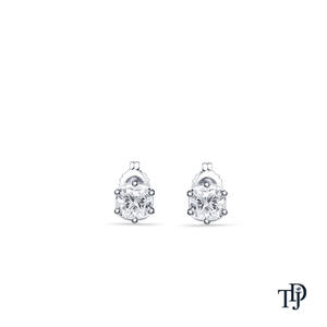 Boucles d'oreilles clous en or 18 carats avec diamant de laboratoire taille coussin à six griffes - Product Image 1