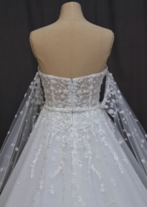 Vestido de Novia Asimétrico con Escote en V y Manga Larga, Estilo Princesa, con Encaje Bordado Rojo, Modelo 67298 - Product Image 6