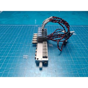 Ensemble de connecteurs de électrovanne SMC V100-1-6, utilisés tels qu'ils sont, pièces d'équipement semi-conducteur d'occasion - Product Image 3